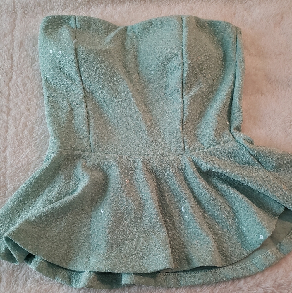 Shoulderless sequin ruffled top